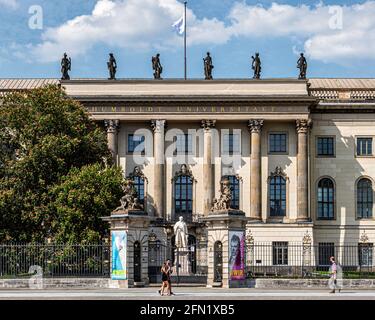 Bâtiment principal de l'Université Humboldt. Hu a ouvert en 1810. Bâtiment de style baroque érigé en 1748-1753 selon les plans de Johann Boumann, Unter den Linden, Mitte, Berlin Banque D'Images