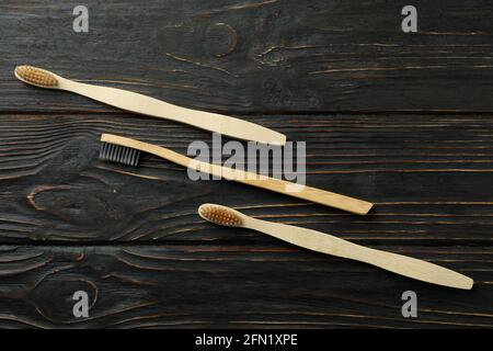 Brosses à dents écologiques sur fond de bois rustique Banque D'Images