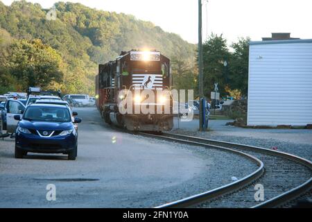 Train de marchandises passant par le centre-ville de Lynchburg, va, États-Unis Banque D'Images