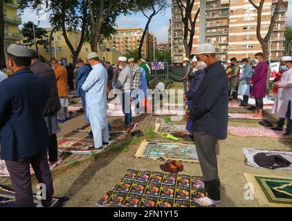 Rome, Italie. 13 mai 2021. Bangladesh Communauté célébrant Eid al Fitr à Rome, Italie, le 13 mai 2021. La fête religieuse Eid al-Fitr est l'une des fêtes les plus importantes célébrées par les musulmans du monde entier. EID al-Fitr 2021 commence dans la soirée du mercredi 12 mai 2021 et se termine dans la soirée du jeudi 13 mai 2021. (Photo d'Elisa Gestri/Sipa USA) crédit: SIPA USA/Alay Live News Banque D'Images