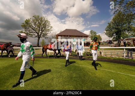 Une vue générale des jockeys entre dans le défilé de la première course de la journée pendant le deuxième jour du Dante Festival à York Racecourse. Date de la photo: Jeudi 13 mai 2021. Banque D'Images