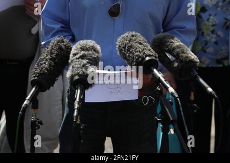 John Teggart, fils de Daniel Teggart, qui a été parmi ceux tués dans la série de fusillades à Ballymurphy, Belfast, entre le 9 et le 11 août 1971, parle aux médias aux côtés d'autres membres des familles Ballymurphy, en tenant une lettre du Premier ministre Boris Johnson. Date de la photo: Jeudi 13 mai 2021. Le Gouvernement est "vraiment désolé" pour les événements qui se sont produits à Ballymurphy il y a 50 ans, au cours desquels 10 innocents ont été tués, a déclaré le secrétaire d'État pour l'Irlande du Nord, Brandon Lewis. Voir PA Story ULSTER Ballymurphy. Le crédit photo devrait se lire comme suit : Brian Lawless/PA Wire Banque D'Images