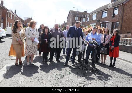 John Teggart, fils de Daniel Teggart, qui a été parmi ceux tués dans la série de fusillades à Ballymurphy, Belfast, entre le 9 et le 11 août 1971, se tient avec d'autres membres des familles de Ballymurphy, après avoir reçu une lettre du Premier ministre Boris Johnson. Date de la photo: Jeudi 13 mai 2021. Le Gouvernement est "vraiment désolé" pour les événements qui se sont produits à Ballymurphy il y a 50 ans, au cours desquels 10 innocents ont été tués, a déclaré le secrétaire d'État pour l'Irlande du Nord, Brandon Lewis. Voir PA Story ULSTER Ballymurphy. Le crédit photo devrait se lire comme suit : Brian Lawless/PA Wire Banque D'Images