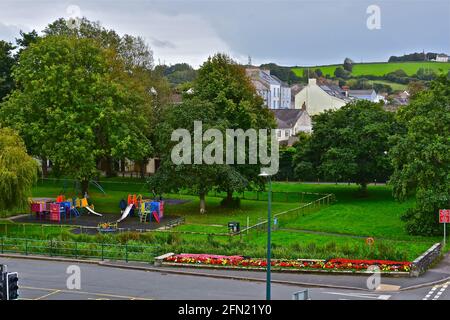 Un joli parc de jeux coloré à l'arrière du principal quartier commerçant de Pembroke.Lits de fleurs colorés en premier plan. Banque D'Images