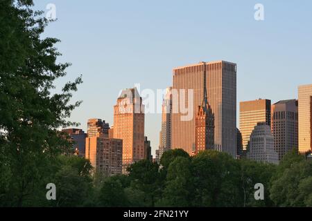Vue sur les gratte-ciel de Manhattan depuis Sheep Meadow à Central Park, New York Banque D'Images