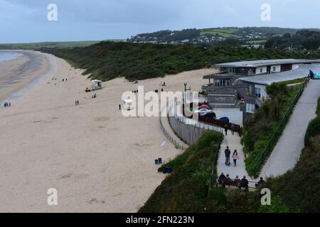 Vue sur South Beach Tenby depuis le sommet de la falaise à marée basse.South Beach Bar & Grill avec vue sur la mer. Banque D'Images