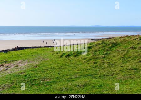 Une vue magnifique sur la commune de Rest Bay, Porthcawl.Les gens apprécient de marcher sur la plage de sable exposée à basse Banque D'Images
