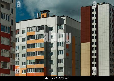 un ensemble dense de nouveaux bâtiments de grande hauteur en périphérie de la ville, logement bon marché pour l'hypothèque d'une jeune famille avec un design minimaliste, identique wal Banque D'Images