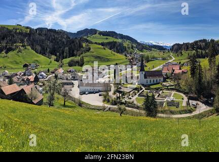panorama de la petite féchenthal en suisse. collines verdoyantes dans l'oberland de zurich. espace de loisirs suisse Banque D'Images