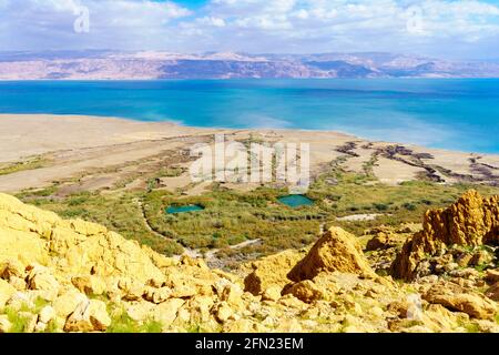 Vue sur la partie nord de la mer Morte et la réserve naturelle d'Einot Tzukim (Ein Feshkha), sud d'Israël Banque D'Images