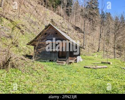 petite cabane en bois dans la belle région de toessstock. Hutte au milieu de la forêt dans nulle part. Détendez-vous dans la nature. Suisse Banque D'Images