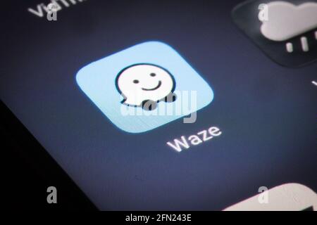 Bucarest, Roumanie - 13 décembre 2020 : image éditoriale de l'application mobile Waze sur un écran de smartphone. Banque D'Images