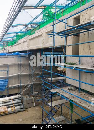 Vue latérale du grand bâtiment de la station de monorail en construction avec l'échafaudage est tout autour, il n'y avait pas de travailleurs dans la région être Banque D'Images