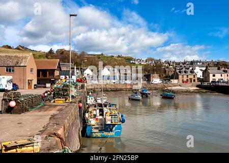 GOURDON ANGUS VILLAGE DE PÊCHEURS ÉCOSSAIS AVEC UN PORT DE PÊCHE NATUREL BATEAUX AMARRÉS AU QUAI ET MAISONS DE VILLAGE SUR LE CÔTE Banque D'Images