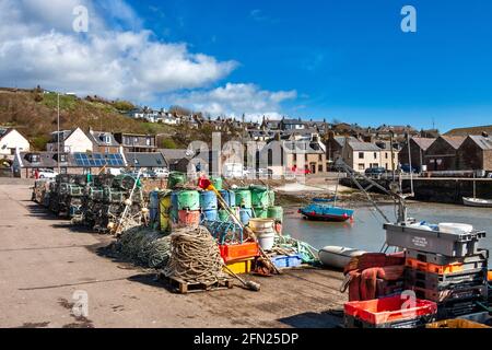 GOURDON ANGUS VILLAGE DE PÊCHEURS ÉCOSSAIS AVEC UN PORT DE PÊCHE NATUREL ÉQUIPEMENT SUR LE QUAI Banque D'Images