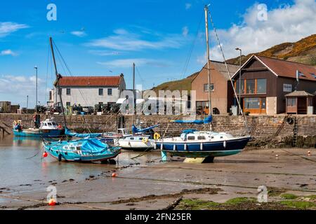 GOURDON ANGUS VILLAGE DE PÊCHEURS ÉCOSSAIS AVEC PORT NATUREL ET BATEAUX Banque D'Images