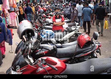 Chittagong, Bangladesh. 13 mai 2021. Devant le marché, le stand de vélo montre comment se rassembler sur le marché. Il est à noter qu'aujourd'hui est le dernier jour avant EID. Bien que le Bangladesh soit l'un des pays vulnérables pour l'expansion de Covid-19, mais personne ne maintient les directives appropriées de gouvernement. (Photo de Riben Dhar/Pacific Press) crédit: Pacific Press Media production Corp./Alay Live News Banque D'Images