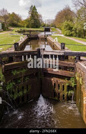 Les menuisiers enverrouillent le canal Leeds Liverpool Banque D'Images