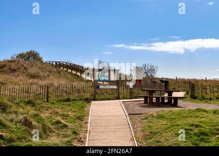 LUNAN BAY ET BEACH ANGUS SCOTLAND BOARDWALK ET PANNEAUX MENANT AU POINT DE VUE Banque D'Images
