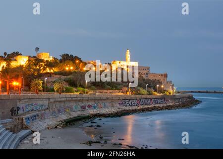 JAFFO, ISRAËL - 22 FÉVRIER 2012 : vue de la vieille ville de Jaffa à tel Aviv au crépuscule. Banque D'Images