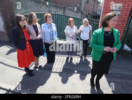 Mary Lou McDonald, la dirigeante de Sinn Fein, rencontre les familles des personnes tuées dans le massacre de Ballymyrphy à Ballymurphy, Belfast. Date de la photo: Jeudi 13 mai 2021. Le Gouvernement est "vraiment désolé" pour les événements qui se sont produits à Ballymurphy il y a 50 ans, au cours desquels 10 innocents ont été tués, a déclaré le secrétaire d'État pour l'Irlande du Nord, Brandon Lewis. Voir PA Story ULSTER Ballymurphy. Le crédit photo devrait se lire comme suit : Brian Lawless/PA Wire Banque D'Images