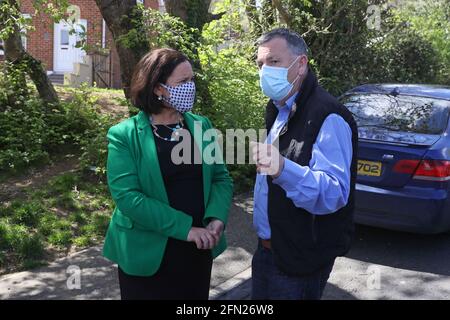 Mary Lou McDonald, la dirigeante de Sinn Fein, aux côtés de John Teggart, fils de Daniel Teggart, à Ballymurphy, Belfast, après avoir rencontré les familles de personnes tuées dans le massacre de Ballymurphy. Date de la photo: Jeudi 13 mai 2021. Le Gouvernement est "vraiment désolé" pour les événements qui se sont produits à Ballymurphy il y a 50 ans, au cours desquels 10 innocents ont été tués, a déclaré le secrétaire d'État pour l'Irlande du Nord, Brandon Lewis. Voir PA Story ULSTER Ballymurphy. Le crédit photo devrait se lire comme suit : Brian Lawless/PA Wire Banque D'Images