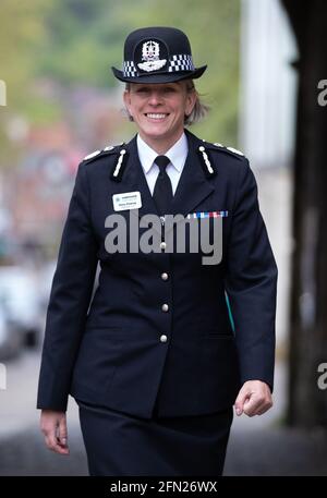 L'agent Olivia Pinkney, chef de la police du Hampshire, lors d'une visite avec le nouveau commissaire de la police et du crime pour le Hampshire Donna Jones à Winchester, dans le Hampshire. Date de la photo: Jeudi 13 mai 2021. Banque D'Images