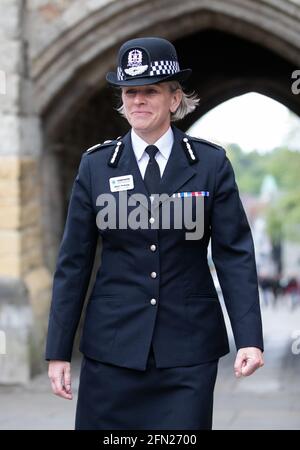 L'agent Olivia Pinkney, chef de la police du Hampshire, lors d'une visite avec le nouveau commissaire de la police et du crime pour le Hampshire Donna Jones à Winchester, dans le Hampshire. Date de la photo: Jeudi 13 mai 2021. Banque D'Images