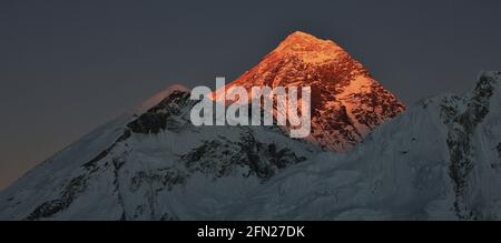 La lumière du soleil dernière du jour illuminent le mont Everest. Banque D'Images