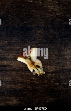 gros plan des restes d'une pomme mangée sur une table en bois Banque D'Images