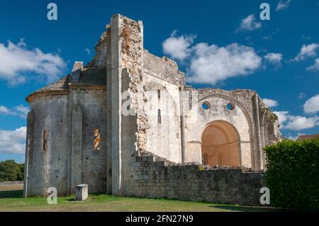 Abbaye notre-Dame de Trizay (XIe-XIIe siècle), Charente-Maritime (17), Nouvelle-Aquitaine, France Banque D'Images