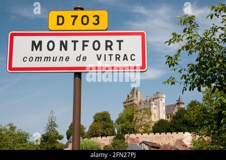 Panneau d'entrée au village de Vitrac avec château de Montfort en arrière-plan, Dordogne (24), Nouvelle-Aquitaine, France. Banque D'Images