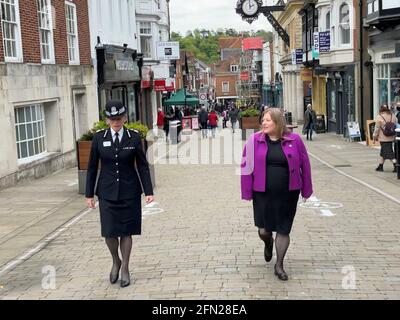 Donna Jones, commissaire de police et de crime du Hampshire, nouvellement élue, et Olivia Pinkney, chef du Hampshire policeÕs, à Winchester. Date de la photo: Jeudi 13 mai 2021. Banque D'Images