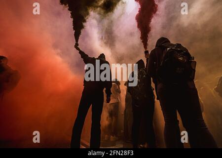 Barcelone, Espagne. 13 mai 2021. Des étudiants catalans frappants allument les feux du Bengale alors qu'ils protestent contre la crise de l'éducation pendant la propagation continue du virus corona. Credit: Matthias Oesterle/Alamy Live News Banque D'Images