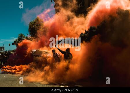 Barcelone, Espagne. 13 mai 2021. Des étudiants catalans frappants allument les feux du Bengale alors qu'ils protestent contre la crise de l'éducation pendant la propagation continue du virus corona. Credit: Matthias Oesterle/Alamy Live News Banque D'Images