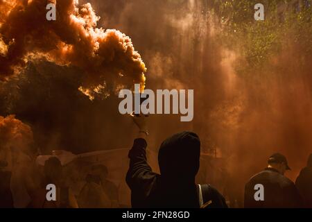 Barcelone, Espagne. 13 mai 2021. Des étudiants catalans frappants allument les feux du Bengale alors qu'ils protestent contre la crise de l'éducation pendant la propagation continue du virus corona. Credit: Matthias Oesterle/Alamy Live News Banque D'Images