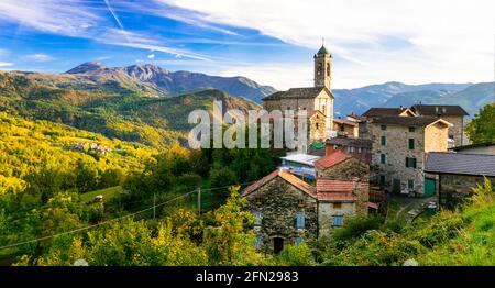 Petit village idyllique en montagne - Castelcanafurone, Piacenza, Emilie-Romagne, Italie. Paysage italien et villages traditionnels Banque D'Images