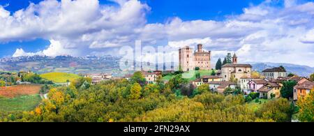Castle médiéval et village Castello di Grinzane . une des plus célèbres régions viticoles d'Italie - Piémont Banque D'Images
