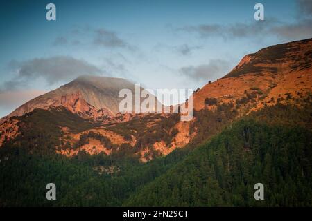 Chemin entre la hutte de Vihren et le pic de Vihren dans le parc national de Pirin, près de Bansko, Bulgarie Banque D'Images