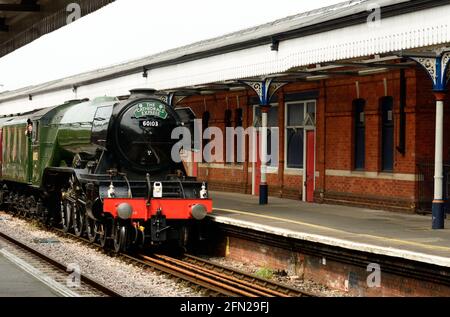 Célèbre locomotive à vapeur Flying Scotsman à la gare de Salisbury tout en transportant le Cathedrals Express.28th mai 2016. Banque D'Images