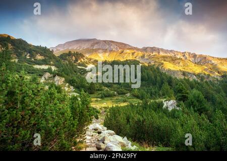 Chemin entre la hutte de Vihren et le pic de Vihren dans le parc national de Pirin, près de Bansko, Bulgarie Banque D'Images