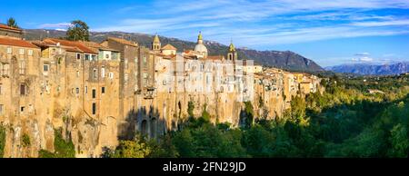 Sant'agata de Goti - impressionnant village médiéval sur des rochers tufa . Italie, région Campanie Banque D'Images