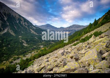 Chemin entre la hutte de Vihren et le pic de Vihren dans le parc national de Pirin, près de Bansko, Bulgarie Banque D'Images