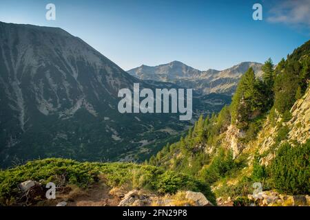 Chemin entre la hutte de Vihren et le pic de Vihren dans le parc national de Pirin, près de Bansko, Bulgarie Banque D'Images