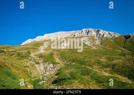 Chemin entre la hutte de Vihren et le pic de Vihren dans le parc national de Pirin, près de Bansko, Bulgarie Banque D'Images