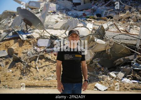 Gaza, Territoires palestiniens. 12 mai 2021. Le palestinien Bashir al-Zaitunia, âgé de 29 ans, se dresse devant un tas de décombres. Il dit que la situation à Gaza est « effroyable ». Le conflit de Gaza continue de s'aggraver. (À dpa 'première journée d'attaque sur tel Aviv - des dizaines de morts à Gaza') Credit: ;Saud Abu Ramadan/dpa/Alamy Live News Banque D'Images