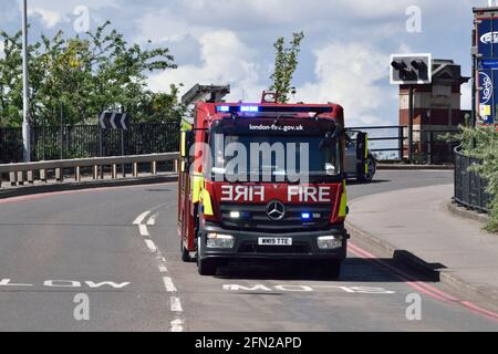 Pompiers de la Brigade des pompiers de Londres lors d'une course de lumière bleue Assister à un incident dans l'est de Londres Banque D'Images