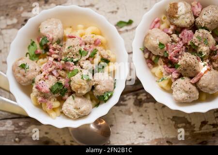 Pâtes avec boulettes de viande de porc et bacon dans une sauce carbonara Banque D'Images