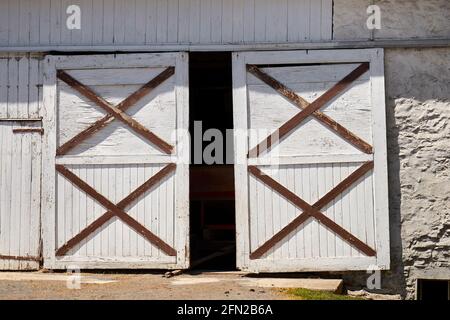 Ouvrir la porte de la grange sur une ferme dans le comté de Lancaster, Pennsylvanie, États-Unis Banque D'Images