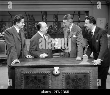 FARLEY GRANGER réalisateur ALFRED HITCHCOCK JAMES STEWART et JOHN DALL sur le jeu Candid pendant le tournage de LA CORDE 1948 réalisateur ALFRED HITCHCOCK de la pièce de Patrick Hamilton producteurs Sidney Bernstein et Alfred Hitchcock Transatlantic Pictures / Warner Bros. Banque D'Images